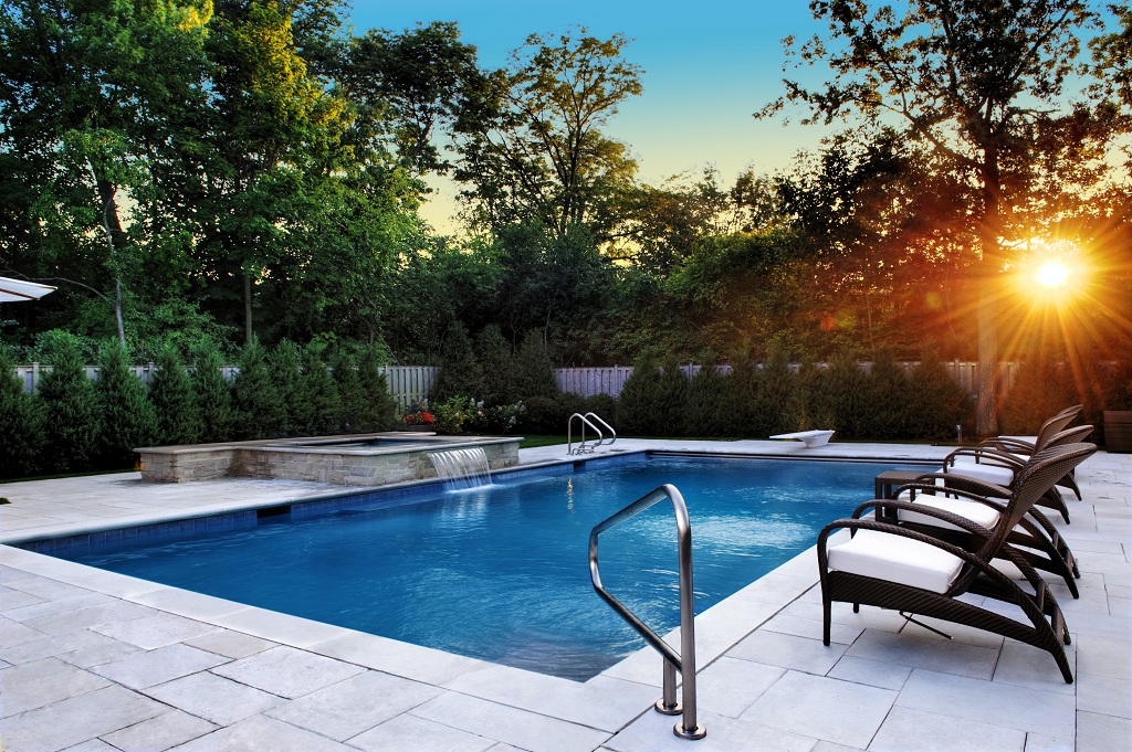 Highland Park, IL Swimming Pool and Raised Square Spa